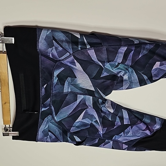 Lululemon purple and black size 8 athletic cropped leggings - Picture 4 of 8